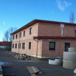 Neuer Unternehmensstandort in GollhofenDie Betreuung und Abwicklung von Bauprojekten hat sich im Laufe der Zeit auch auf den überregionalen Raum erweitert. Erneut muss ein Standort gefunden werden, der dem gewachsenen Unternehmen ein neues Zuhause bietet. In Gollhofen, Herrnberchtheimer Straße 4-6, entsteht ein großzügiges neues Bürogebäude, Lagerhallen und Freiflächen für Material und Fuhrpark. Das Betriebsgelände wird am 1. Januar 2008 bezogen und stellt bis heute den Standort der DE CANDIDO Hoch- und Tiefbau GmbH. Gleichzeitig findet die Verwaltung der SNS Sommerhäuser Naturstein OHG, die 2007 als Tochterunternehmen gegründet wurde, dort Platz. 